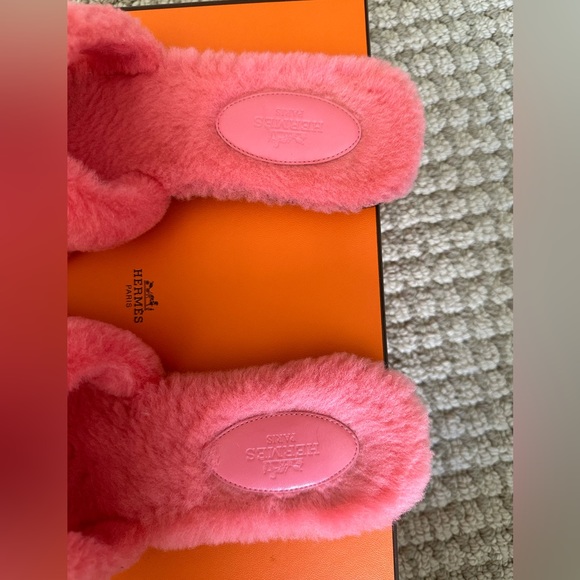 HERMES PINK FUR ORAN SANDALS. 2023 collection. Sold out in pink. Size 36 - Picture 6 of 7